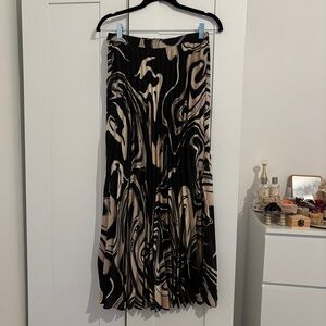 T Tahari Black and Cream Swirl Maxi Skirt